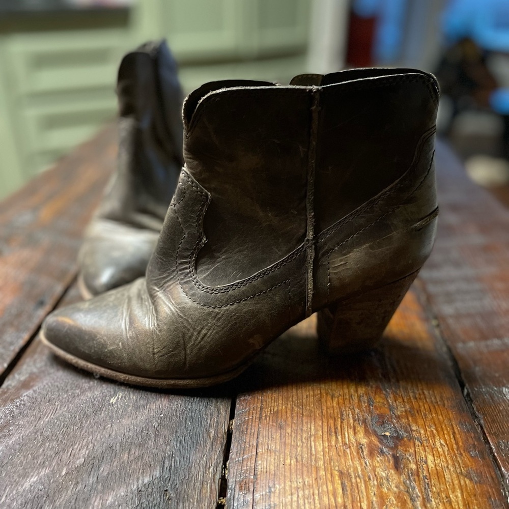 Frye ankle bootie heel zip up leather